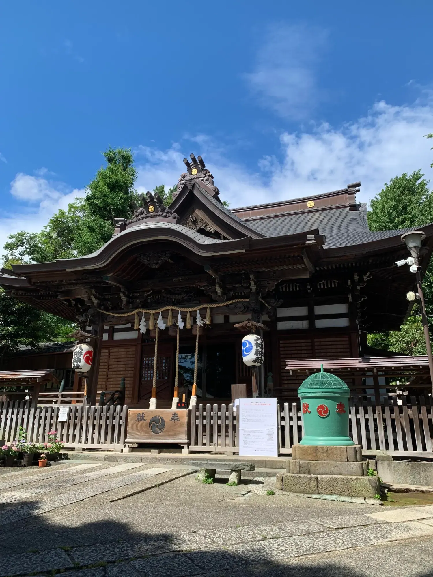 青空のもとに建つ瀧野川八幡神社の社殿。