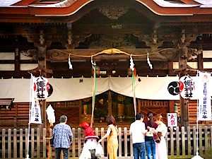 大祭でにぎわう境内