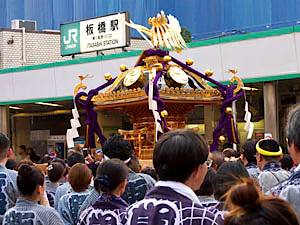 本社神輿の渡御