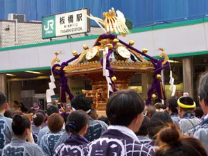 本社神輿の渡御